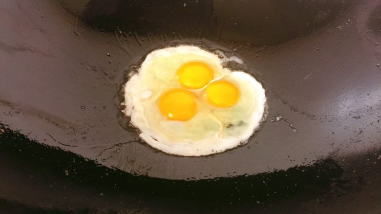 芥蓝蛋炒饭,锅内热些许油,打入<a style='color:red;display:inline-block;' href='/shicai/ 9'>鸡蛋</a>3个。