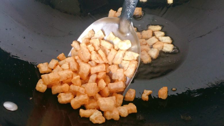 芥蓝蛋炒饭,小火炸至表面金黄暂捞出。