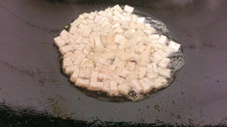 芥蓝蛋炒饭,锅中热油,放入肉饼。