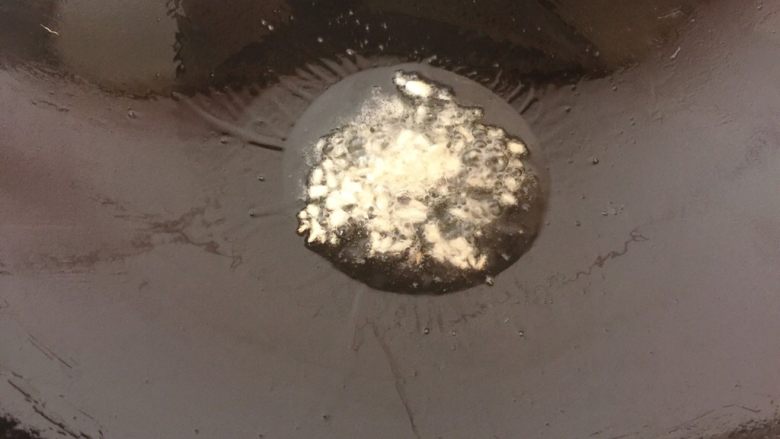 芥蓝蛋炒饭,锅中热油,把蒜蓉炒香。