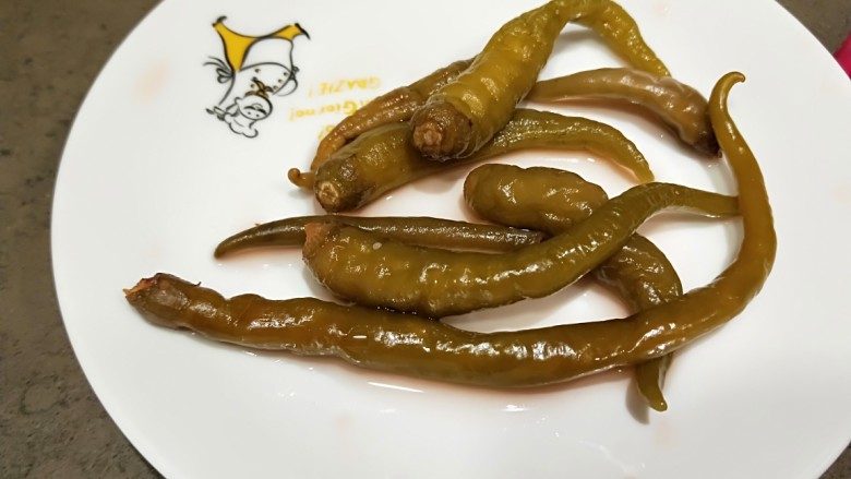 泡椒炒腊肉,自己地里种的辣椒,泡了很多快吃没了,直接吃也可以微辣。