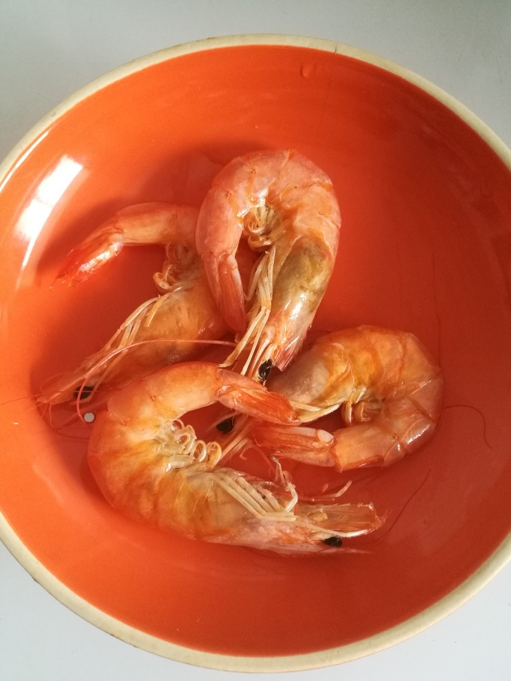 三文鱼豆腐海鲜汤,放几个干虾味道更鲜美。还可以放干贝或者蛤一类的都可以。