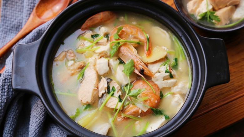 三文鱼豆腐海鲜汤,鲜美至极。