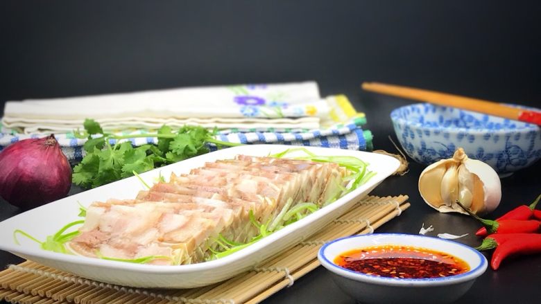 家乡食谱~猪头肉,蘸辣椒蒜蓉酱,美美哒下饭下酒的好菜,棒棒哒!
