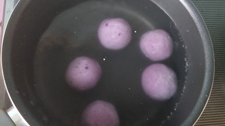 元宵节 巧克力紫薯汤圆,锅内烧水,水开后放入汤圆。