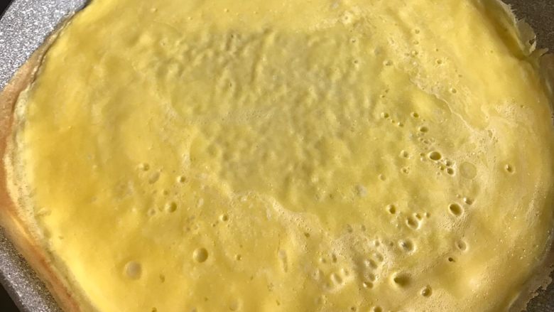 菠萝造型炒饭,平底锅加热后转小火,倒入蛋液煎熟
