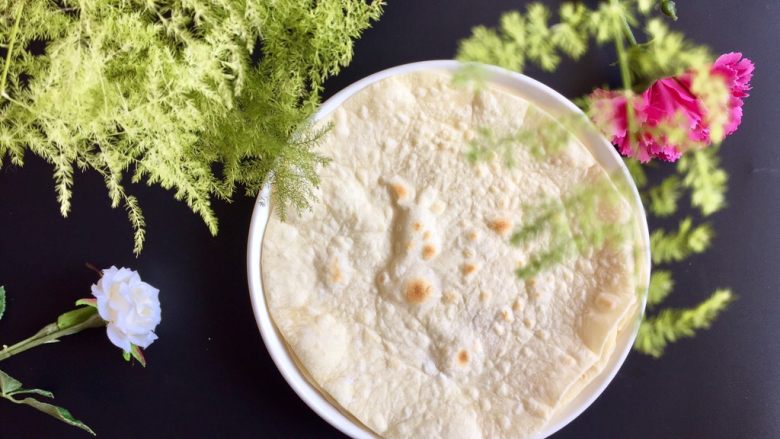 墨西哥卷饼饼皮,全部做好了,请用保鲜膜包起来,以免风干失去口感。