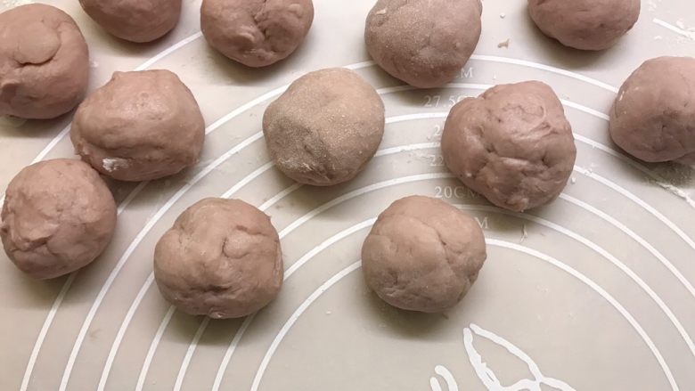 紫薯华夫饼,将面团揉圆,盖上保鲜膜醒发15分钟