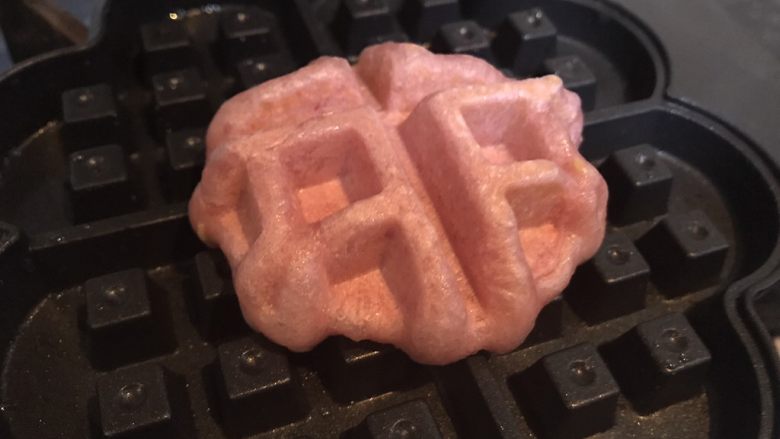 紫薯华夫饼,燃气华夫饼机注意翻面,将华夫饼煎熟即可