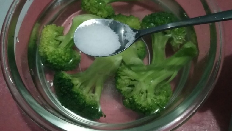 超详细小雪人❄沙拉步骤――治愈宝宝的不爱吃饭,先将西兰花放在水龙头下冲洗,再放入盆中加盐浸泡十分钟。(能够清洗的更干净。)