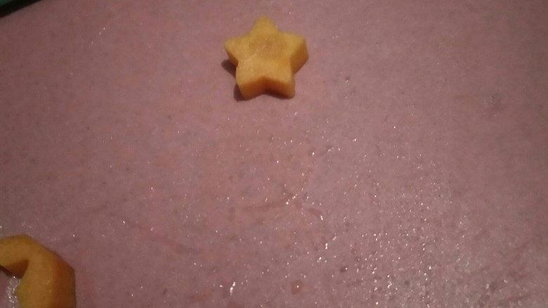 超详细小雪人❄沙拉步骤――治愈宝宝的不爱吃饭,啦啦啦,这次选的是小星星⭐模具。其它花型的模具也可以。毕竟不走寻常路的花型水果是超级吸引宝宝的。