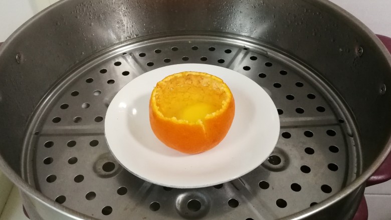 酸甜清香金碗蒸蛋
,蒸锅烧开放入桔子片皮蛋,蒸七分钟焖三分钟,临吃撒一小勺砂糖更好吃。