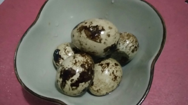 超详细小雪人❄沙拉步骤――治愈宝宝的不爱吃饭,将轻易好的鹌鹑蛋放入开水中煮熟,煮法和鸡蛋一样,但是时间多一些。只要三分钟左右就行了。