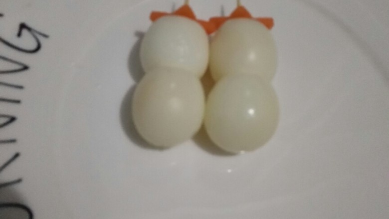 超详细小雪人❄沙拉步骤――治愈宝宝的不爱吃饭,拿出准备好的牙签,将两个鹌鹑蛋串起来,并将胡萝卜放在最上端当做小雪人的帽子。