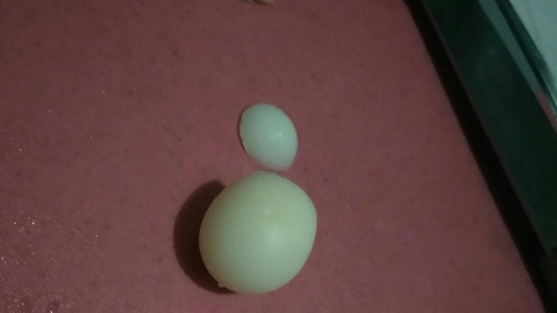 超详细小雪人❄沙拉步骤――治愈宝宝的不爱吃饭,取出去皮的鹌鹑蛋,尖的那一端切掉少许。依次切好。