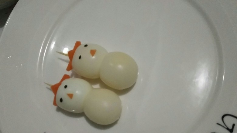 超详细小雪人❄沙拉步骤――治愈宝宝的不爱吃饭,取芝麻和胡萝卜点缀,做出小雪人的脸。