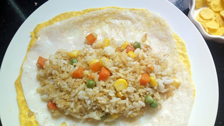 童趣餐~波点蛋包饭,在蛋饼中间放上炒饭,两边对折