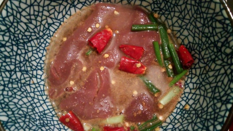 蒜薹炒猪腰花,啤酒,料酒,干辣椒,葱段,十三香少许拌均匀,放腰花泡在调料里5分钟,清洗干净,