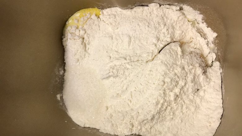 双色华夫饼,加入面粉,盐、糖、酵母按搅拌功能搅拌成面团