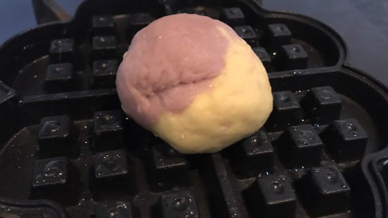 双色华夫饼,华夫饼模具加热刷上一层油,放入一个面团