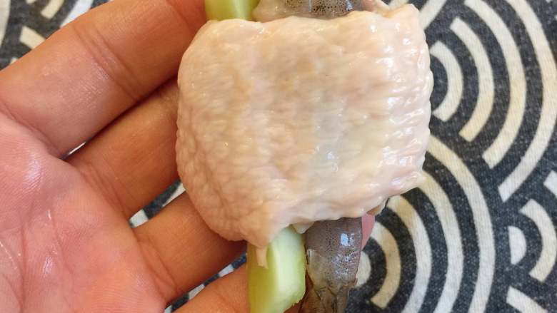 大吉大利,今晚吃鸡——照烧什锦夹心鸡翅,把莴笋条和虾仁一起耐心的塞到<a style='color:red;display:inline-block;' href='/shicai/ 4983'>鸡翅中</a>空的部分