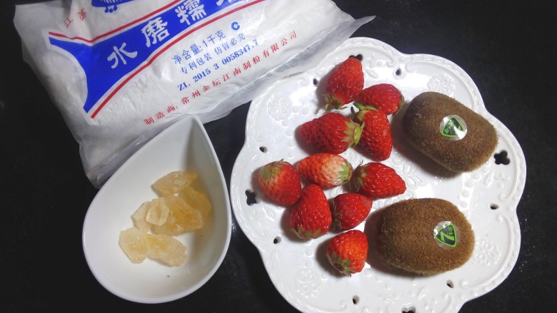 缤纷水果小汤圆,准备好各项食材。我用的是超市买的水磨<a style='color:red;display:inline-block;' href='/shicai/ 520'>糯米粉</a>,嫌麻烦不想和面的,可以在超市买现成的小汤圆。里面放的水果随意,也可以芒果火龙果的。