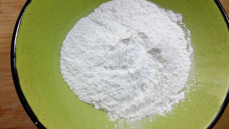 缤纷水果小汤圆,糯米粉倒入碗里,准备一些温水。