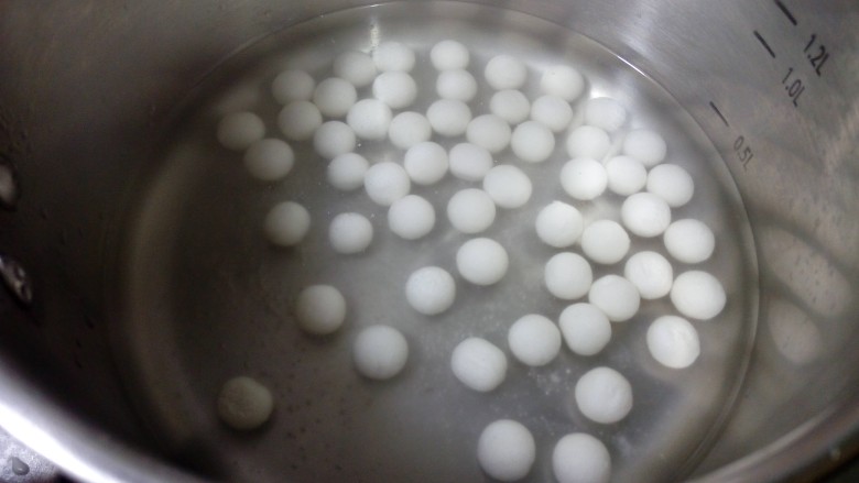 缤纷水果小汤圆,锅里放水,放入小汤圆。
