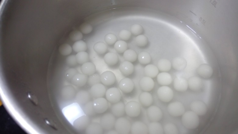 缤纷水果小汤圆,因为很小,等小汤圆在锅里浮上来以后,再煮半分钟,就可以捞上来了。