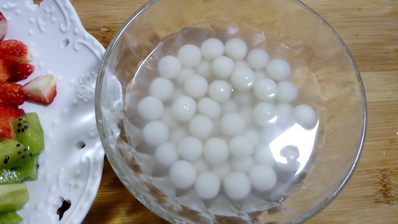 缤纷水果小汤圆,盛入碗中,为了不破坏水果的维生素,等稍微凉一些再放水果。