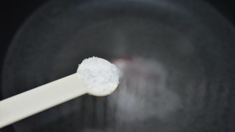 干锅孜然土豆,锅里放多点水,放入2小勺盐