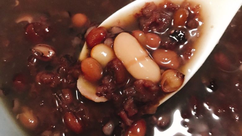 八宝粥,加水倒入锅中，按煮饭键煮三小时最后即可