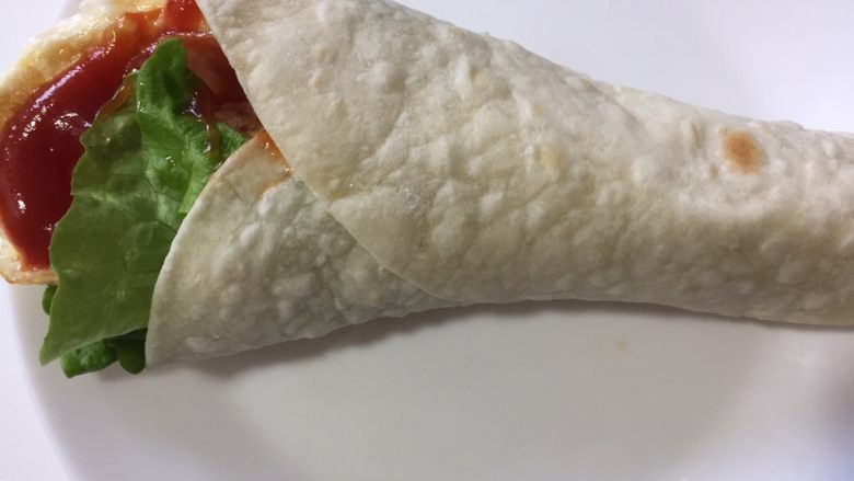 简单好吃的墨西哥饼,然后把饼卷起来,尾部饼皮压在下方就好