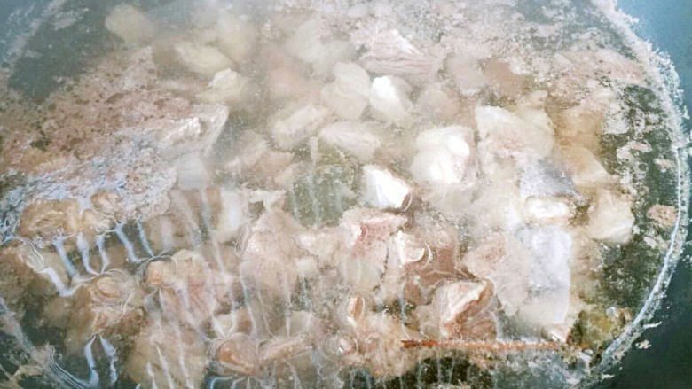 土豆烧牛肉,煮牛肉的时候会有一层沫沫飘起来,不要紧。