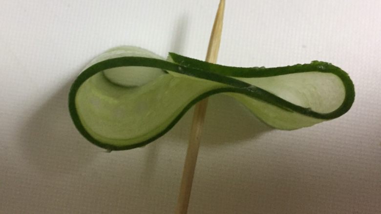 10分钟快手早餐篇(二),黄瓜片折成这样用牙签固定