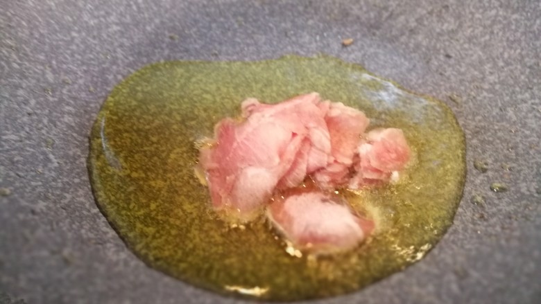 清新干锅炒花菜,锅内添油烧热后放入肉片,煸炒。