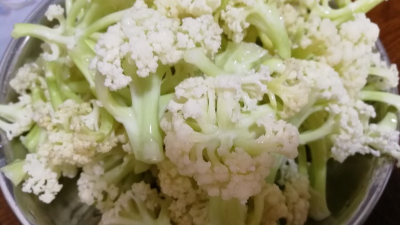 清新干锅炒花菜,清水洗干净备用,