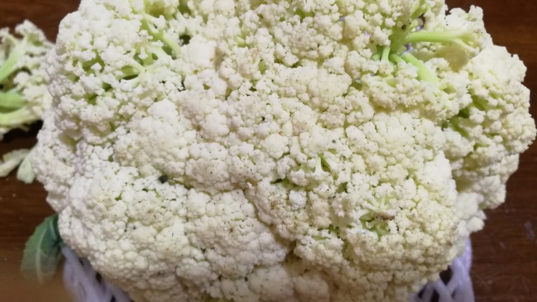 清新干锅炒花菜,有机菜花一个,少半个就可以,