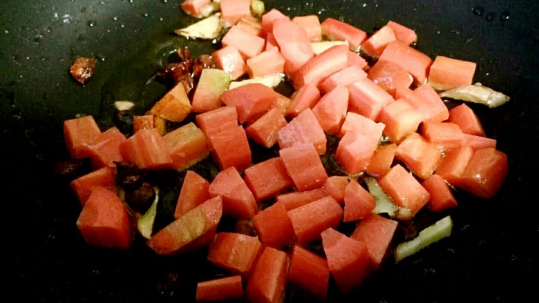 土豆烧牛肉,加入胡萝卜,大家应该知道胡萝卜熟的是最有营养的,另外胡萝卜不太容易熟,所以多炒一会,大概5.6分熟就可以。
