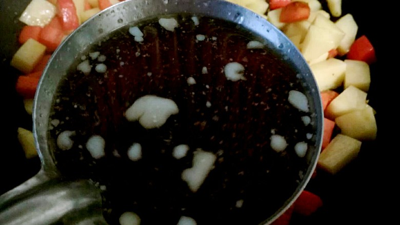 土豆烧牛肉,加入料酒,一汤匙生抽,半汤匙<a style='color:red;display:inline-block;' href='/shicai/ 10588'>糖</a>和之前炖肉的汤,一共大概一勺左右。