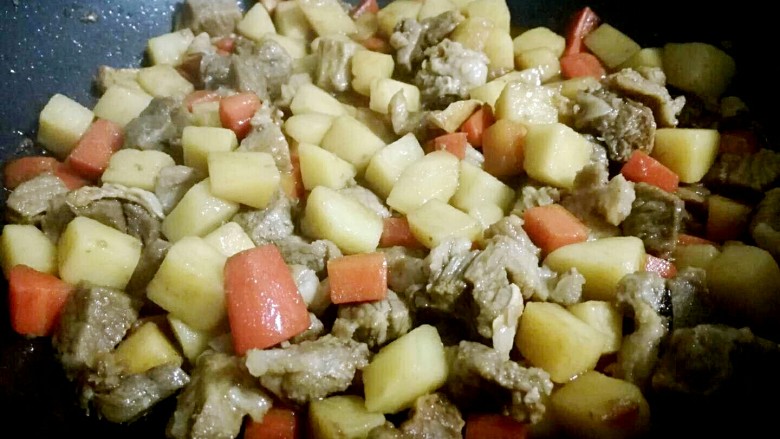 土豆烧牛肉,再加入适量的牛肉汤(半勺左右),然后翻炒几下等待收汁方可装盘食用。出锅前尝一下味道,可以适当的加入一些调料进行调味。