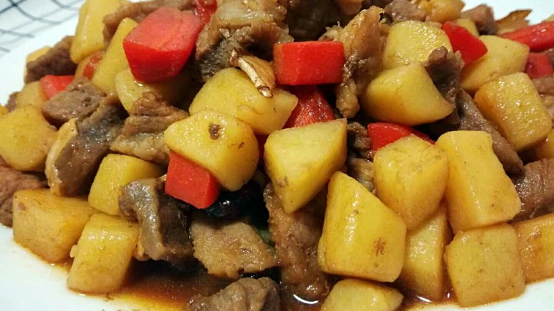土豆烧牛肉,悄悄的告诉你,菜汤用来拌饭也是很好吃的哟。