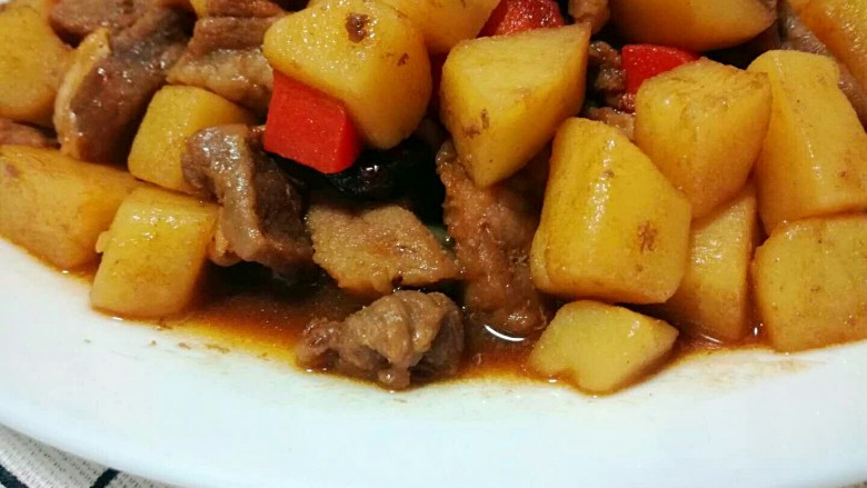 土豆烧牛肉,是不是很方便,感兴趣就试试吧