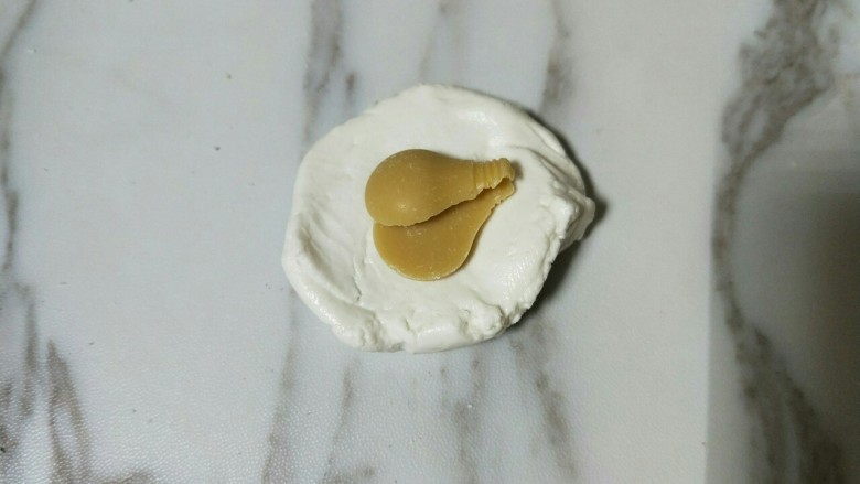 狗年元宵节~草莓巧克力汤圆,取一小块糯米团,用掌心压扁,放入巧克力。
