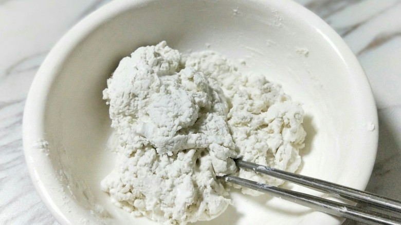 狗年元宵节~草莓巧克力汤圆,分次加入温水,用筷子挑成絮状。
