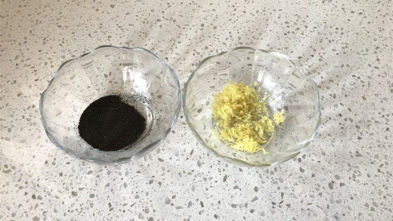 柠檬红茶软欧,新鲜柠檬盐搓后洗净擦干,用刨刀刨下皮屑,<a style='color:red;display:inline-block;' href='/shicai/ 914'>红茶</a>原叶打成粉过筛。