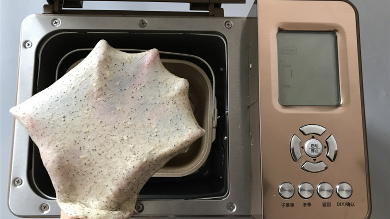 柠檬红茶软欧,和面结束,面团至完全。