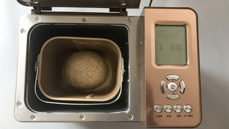柠檬红茶软欧,将面团收圆后,放入面包机内,设置发酵30分钟。