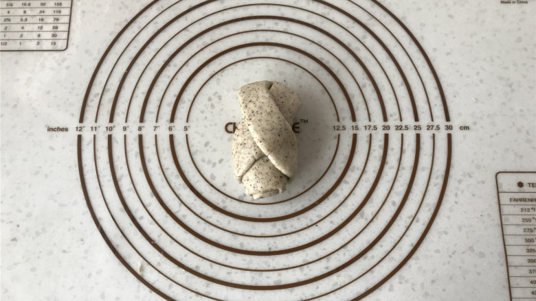 柠檬红茶软欧,再把左边的长边压到面团的右下方,整形完成。