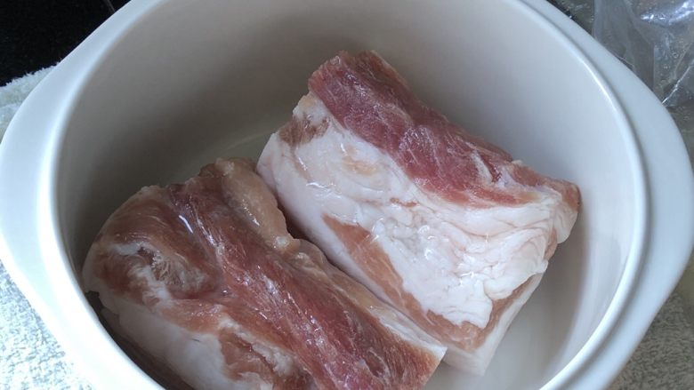 香菜末拌白切肉,切成大块,越大越好,只要能放在慢炖锅内胆。